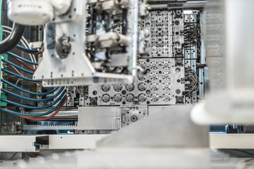 KUKA Roboter spielen dabei mit einem eigens konfigurierten, multifunk-tionalen Produktionswürfel den intelligenten Doppelpass